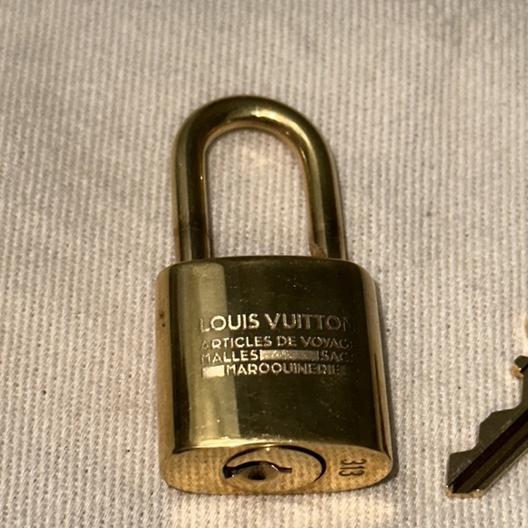 Louis Vuitton articles de voyage malles limited edition lock and key - Picture 2 of 6